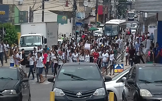 O protesto pacífico reivindicou do prefeito Ademar Delgado a resolução dos problemas no transporte escolar, a falta de aula, merenda escolar e segurança (Foto: Bispo da Cultura) O protesto pacífico reivindicou do prefeito Ademar Delgado a resolução dos problemas no transporte escolar, a falta de aula, merenda escolar e segurança (Foto: Bispo da Cultura)
