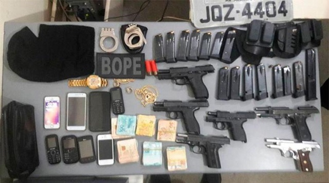 Material apreendido durante investigação (Foto: Divulgação PM-BA)