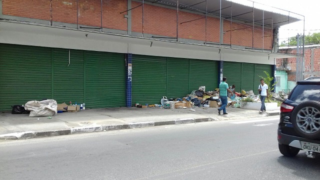 Moradora de rua acumula montanha de entulho no centro de Camaçari (Foto: CFF | Marcelo Franco)