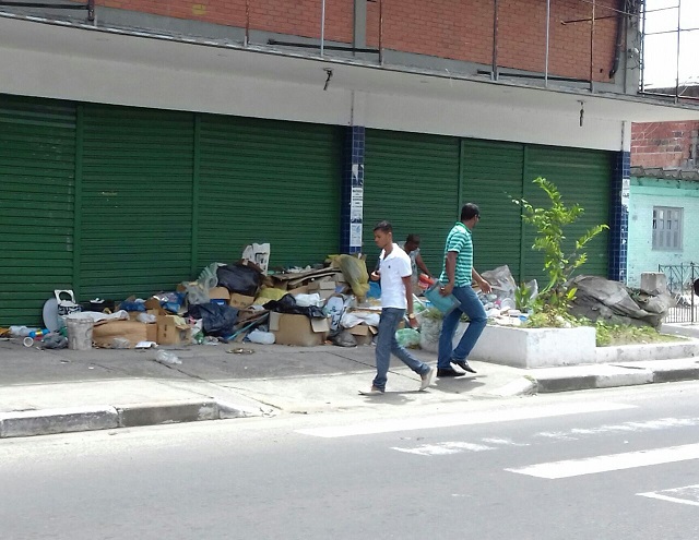 Durante meses, papelão, plástico e outros itens foram ‘guardados’ no local (Foto: CFF | Marcelo Franco)