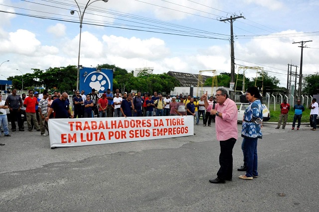 O deputado federal Luiz Caetano participou do ato realizado por trabalhadores da Tigre na porta da empresa O deputado federal Luiz Caetano participou do ato realizado por trabalhadores da Tigre na porta da empresa