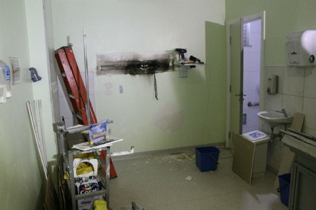 Leito de isolamento após a explosão do painel, na manhã desta segunda-feira (Foto: Mauro Akin Nassor/ CORREIO)