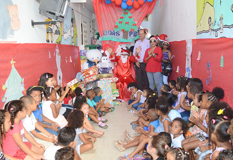 Crianças receberam presentes de Natal durante campanha (Foto: Aristeu Chagas) Crianças receberam presentes de Natal durante campanha (Foto: Aristeu Chagas)