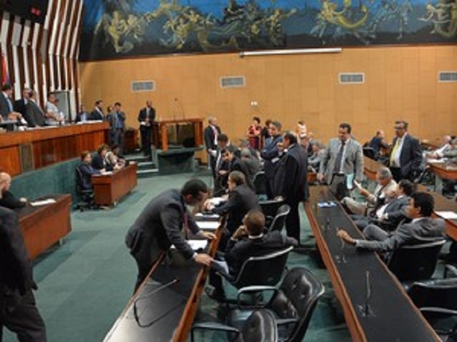 Sessão plenária aprovou orçamento e empréstimo na quarta-feira (14) (Foto: Ascom/ AL-BA) Sessão plenária aprovou orçamento e empréstimo na quarta-feira (14) (Foto: Ascom/ AL-BA)