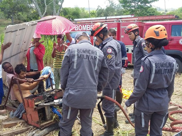 Vítima foi levada para hospital pelo Samu (Foto: Divulgação/ Corpo de Bombeiros)