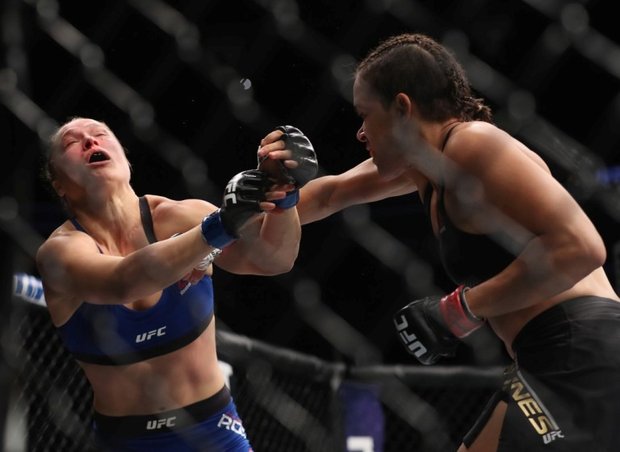 Ronda Rousey não foi páreo para Amanda Nunes. Luta acabou com menos de 1 minuto (Foto: Getty Images)