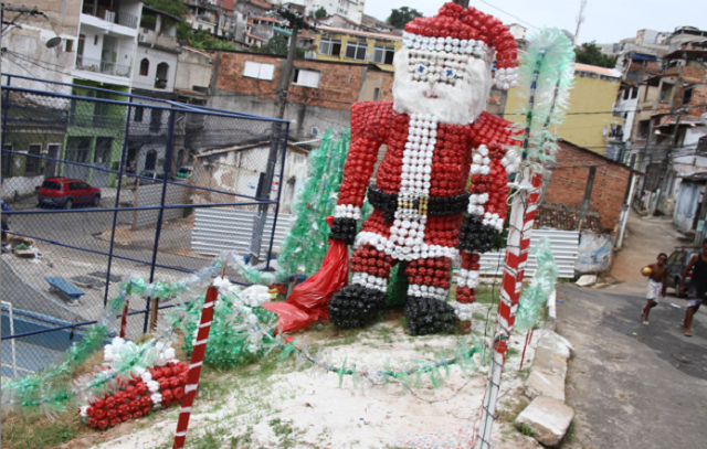 No Beco do Cirilo (Rua José Mariz Pinto), em Caixa D´Água, os moradores demoraram um mês para concluir o Papai Noel de quatro metros de altura. Foi tudo feito à mão e toda a comunidade ajudou, até mesmo usando o horário oposto de trabalho. (Foto: Mauro Akin Nassor)