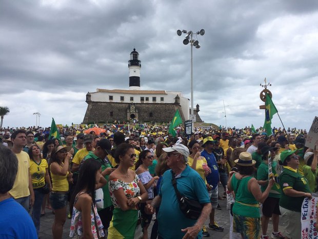 Manifestantes se reúnem no Farol da Barra (Foto: Arisson Marinho/CORREIO)