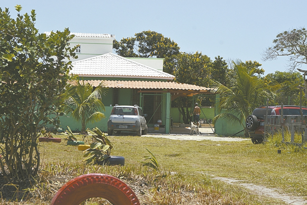 Dentro de Arembepe, próximo à Aldeia Hippie, está uma dessas invasões, porém, num estágio mais avançado (Foto: Mauro Akin Nassor/CORREIO)