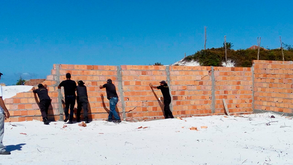 Ação da força-tarefa, no mês passado, que derrubou 40 construções (Foto: Prefeitura de Camaçari/Divulgação)