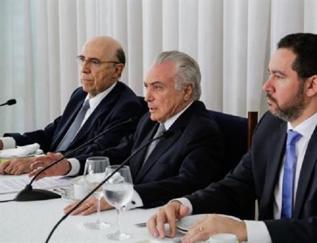 O presidente Michel Temer, acompanhado dos ministros Henrique Meirelles, da Fazenda, e Dyogo Oliveira, do Planejamento, recebe jornalistas (Foto: Marcos Corrêa/PR)