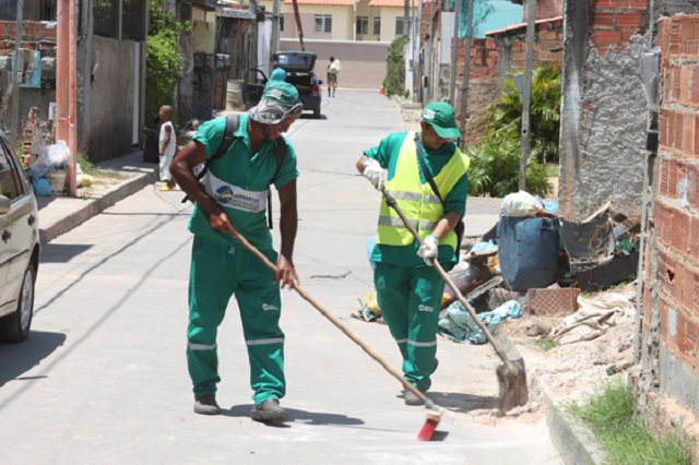 A empresa Abrantes Ambiental é responsável, também, pela varrição das ruas do município