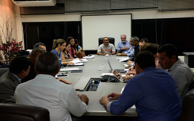 Secretários apresentaram ao prefeito os principais problemas (Foto: Angelo Pontes)