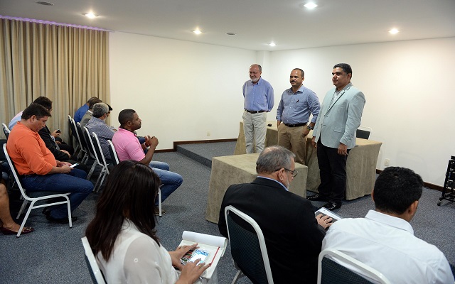 Prefeito em reunião com Vereadores e Secretários (Foto: Angelo Pontes)