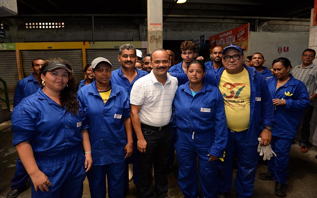 Equipe de limpeza na Feira de Camaçari (Foto: Angelo Pontes) Equipe de limpeza na Feira de Camaçari (Foto: Angelo Pontes)