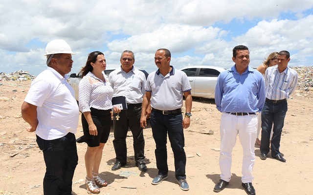 Prefeito averigua situação do aterro de Camaçari (Foto: ASCOM | PMC)