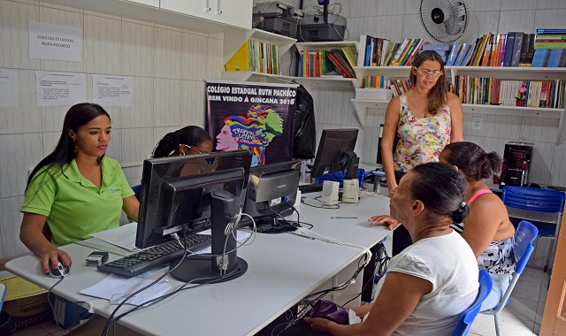 Os estudantes que vão mudar de escola e os oriundos das redes municipais de Salvador e de mais 27 cidades podem se matricular via internet (Foto: Emerson Santos) Os estudantes que vão mudar de escola e os oriundos das redes municipais de Salvador e de mais 27 cidades podem se matricular via internet (Foto: Emerson Santos)