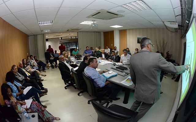 Prefeito Antônio Elinaldo (DEM), em reunião com o secretariado de Camaçari (Foto: Angelo Pontes)