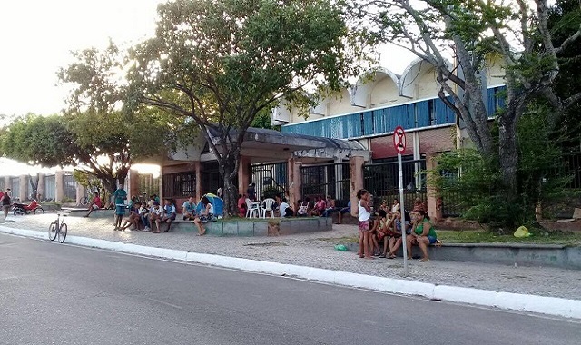 A busca por vaga e preocupação dos pais em manter os filhos nas unidades de ensino de referência e proximidade com as residências, levou dezenas de pessoas a acamparem em frente ao Colégio Modelo Luis Eduardo Magalhães, no Centro (Foto: Camaçari Fatos e Fotos)