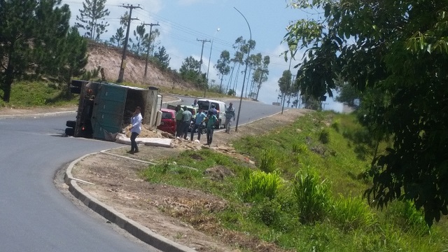 Com o acidente, uma das vias ficou obstruída próxima a curva (Foto: Camaçari Fatos e Fotos)