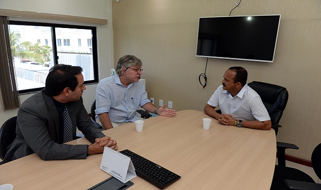Reunião com representantes da Caixa Economica Federal (Foto: Ângelo Pontes)