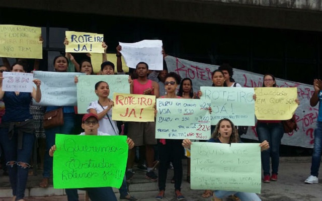 Estudantes da Ufba e do Ifba que moram em Camaçari pedem retorno do serviço de transporte universitário (Foto: Divulgação Redes Sociais)