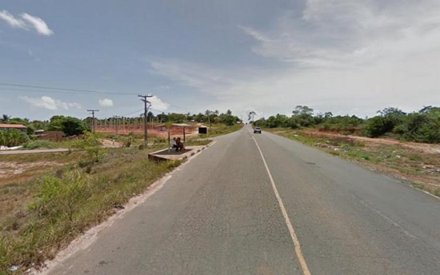 Corpo do jovem foi encontrado na estrada da Cetrel, localidade de Arembepe(Foto: Reprodução | Google Maps)
