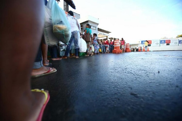 Fila de familiares para entrar no presídio da Mata Escura (Foto: Joá Souza | Ag. A TARDE)