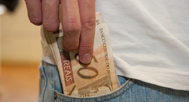 O atraso desses clientes é visto em várias operações. Enquanto o porcentual de atrasos superiores a 15 dias nos pagamentos supera 16% no crédito pessoal, o porcentual chega a 4,2% no financiamento de veículos – o maior do Brasil – e a 17,8% no cartão de crédito – segundo maior do País (Foto: Ilustração)