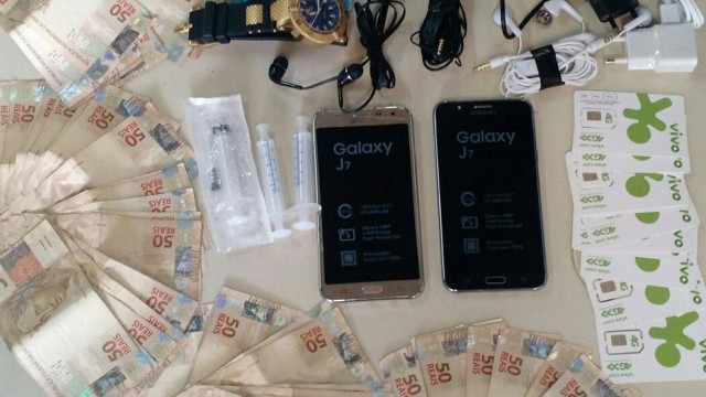 Foram apreendidos dois celulares e R$ 2.800 com o agente penitenciário (Foto: G1)