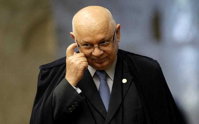 O ministro Teori Zavascki estava responsável pelos processos que envolvem o esquem de corrupção da Petrobras desde março de 2014 (Foto: Ueslei Marcelino | Reuters) O ministro Teori Zavascki estava responsável pelos processos que envolvem o esquem de corrupção da Petrobras desde março de 2014 (Foto: Ueslei Marcelino | Reuters)