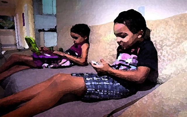 O aumento da dependência de eletrônicos tem preocupado pais e educadores do mundo todo (Foto: Reprodução/EPTV)