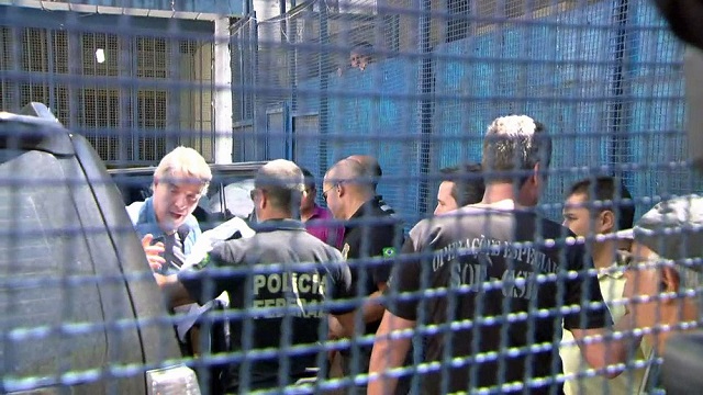 Empresário Eike Batista desembarca de carro da PF no presídio Ary Franco (Foto: Reprodução | GloboNews)