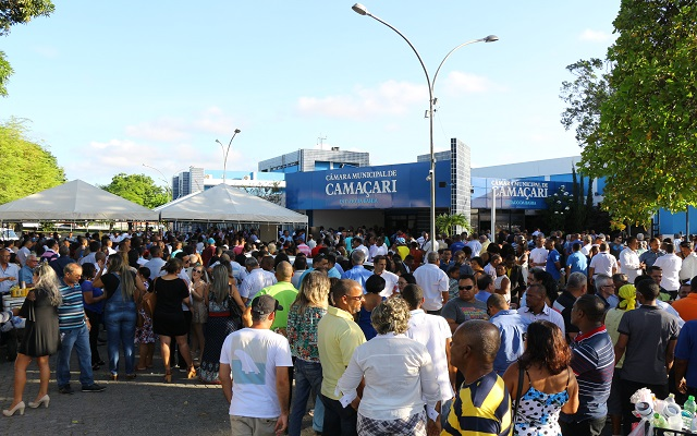 Além da eleição da nova mesa diretora da Câmara, também foram empossados os 21 vereadores para o mandato 2017/2020 (Foto: Camaçari Fatos e Fotos)