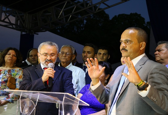 Sob vaias, Ademar discursou durante a cerimônia de posse do novo prefeito de Camaçari, Antônio Elinaldo (DEM) (Foto: Camaçari Fatos e Fotos)