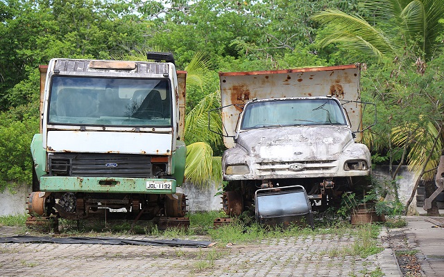 Além dos veículos e máquinas, o pátio da Limpec também possui muitas caixas estacionárias sem nenhuma condição de reforma e uso, além de muita sucata (Foto: ARQUIVO | PMC)