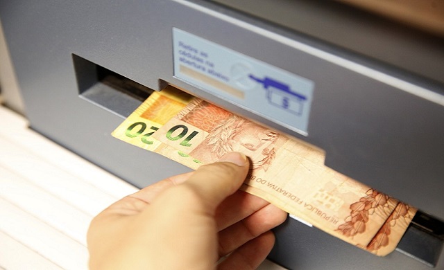 O saque de cédulas falsas em caixas eletrônicos de agências bancárias, embora não seja algo tão comum, é possível ocorrer, e na maioria dos casos, pode submeter o cliente a situações vexaminosas (Foto: Ilustrativa)