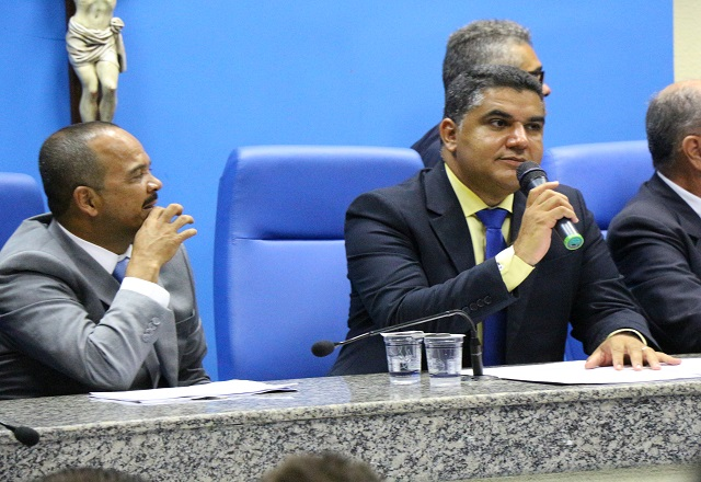 Oziel Araújo (PSDB), eleito com o voto de 16 dos 21 vereadores (Foto: Camaçari Fatos e Fotos)