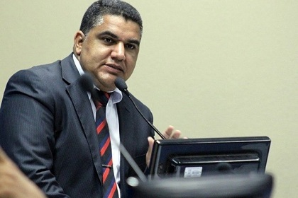O presidente da Câmara de Vereadores de Camaçari, Oziel Araújo (PSDB), 'no uso de suas atribuições legais', assina a publicação que aumenta os salários (Foto: Reprodução)