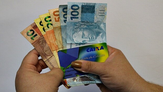 Os benefícios podem ser retirados em caixas eletrônicos e casas lotéricas, desde que o trabalhador esteja de posse do Cartão Cidadão e tenha registrado senha (Foto: Ilustrtiva) Os benefícios podem ser retirados em caixas eletrônicos e casas lotéricas, desde que o trabalhador esteja de posse do Cartão Cidadão e tenha registrado senha (Foto: Ilustrtiva)