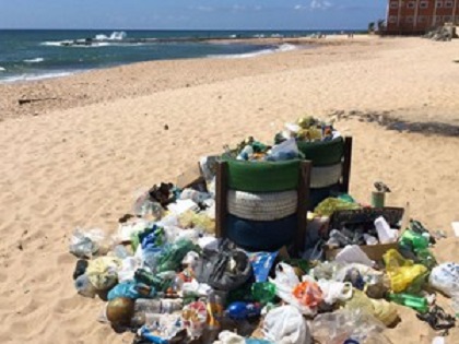 Lixo está empilhado na areia da praia também (Foto: Ana Valéria/TV Bahia) Lixo está empilhado na areia da praia também (Foto: Ana Valéria/TV Bahia)