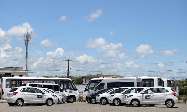 Foram entregues a Secretaria de Saúde, 10 carros de pequeno porte, 3 micro-ônibus e 2 vans (Foto: Angelo Pontes)