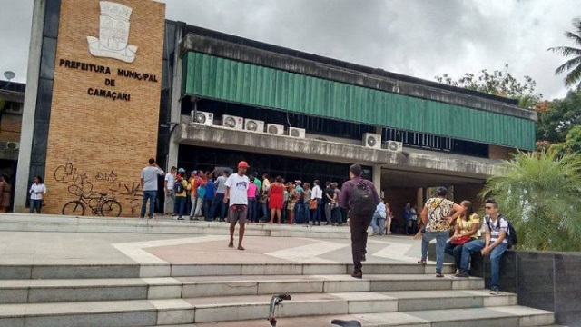 Desempregados em busca de uma oportunidade, têm ido ao gabinete do prefeito em busca de emprego na prefeitura ou empresas terceirizadas (Foto: Reprodução)