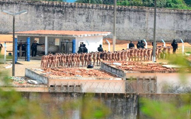 Polícia faz revista em presos no RN (Foto: Adriano Abreu/Tribuna do Norte)
