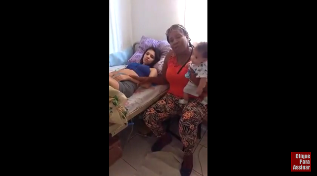 Identificada no vídeo como Andressa, a moça perdeu a mobilidade das pernas após ser vítima de bala perdida durante um tiroteio na rua onde mora, no município de Vitória da Conquista (Foto: Print | YouTube)