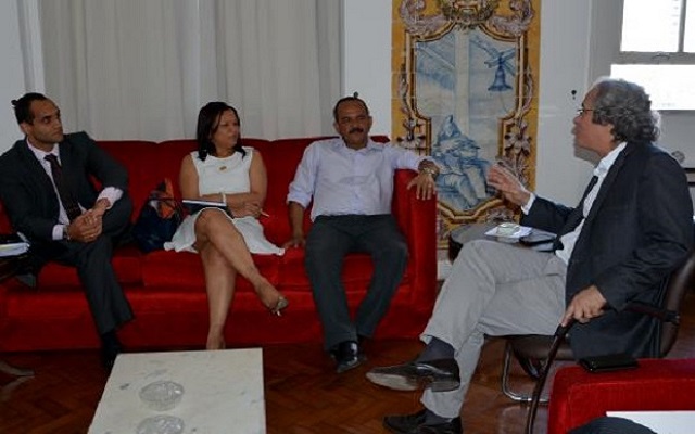 Após reunião entre o reitor João Carlos Salles e o prefeito Antonio Elinaldo (DEM) transporte universitário será retomado (Foto: Divulgação | Ufba)