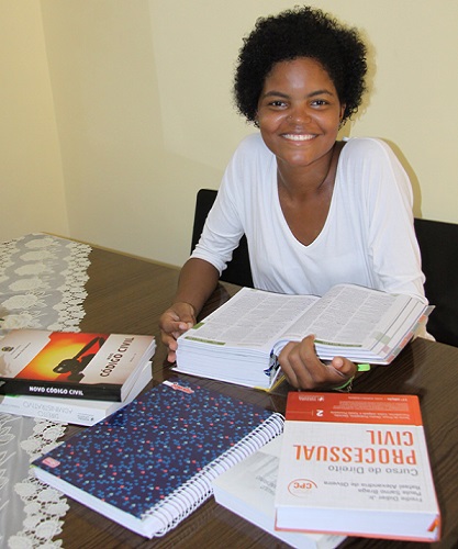 Emily cursa Direito na Ucsal e diz que não vai deixar para o último dia (Foto: Almiro Lopes/CORREIO)