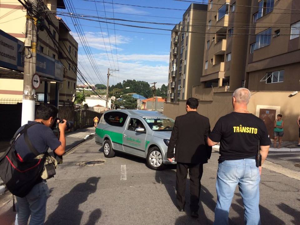 Carro de funerária com o corpo de Marisa chega a São Bernardo para o velório (Foto: Fernanda Cesaroni/G1) Carro de funerária com o corpo de Marisa chega a São Bernardo para o velório (Foto: Fernanda Cesaroni/G1)