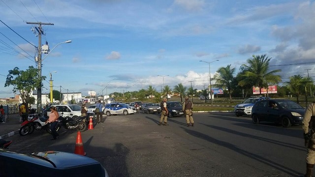 Os agentes realizaram abordagens aos condutores na Avenida Jorge Amado (entrada da cidade), nas imediações do Espaço Camaçari