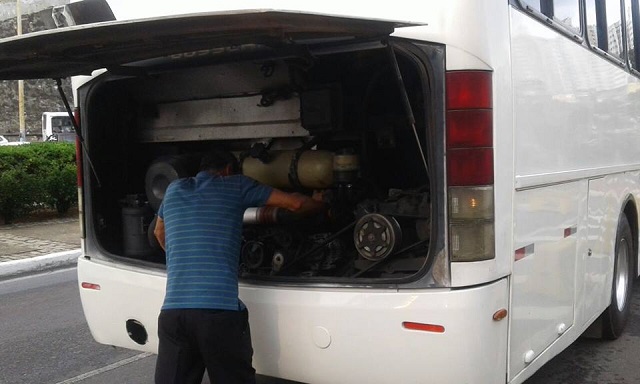 Os universitários contam que o ônibus que levava 48 pessoas, estavam desligando com frequência e precisou de muita perícia do motorista para chegarem ilesos no destino final (Foto: Facebook/Transporte Universitário) Os universitários contam que o ônibus que levava 48 pessoas, estavam desligando com frequência e precisou de muita perícia do motorista para chegarem ilesos no destino final (Foto: Facebook/Transporte Universitário)